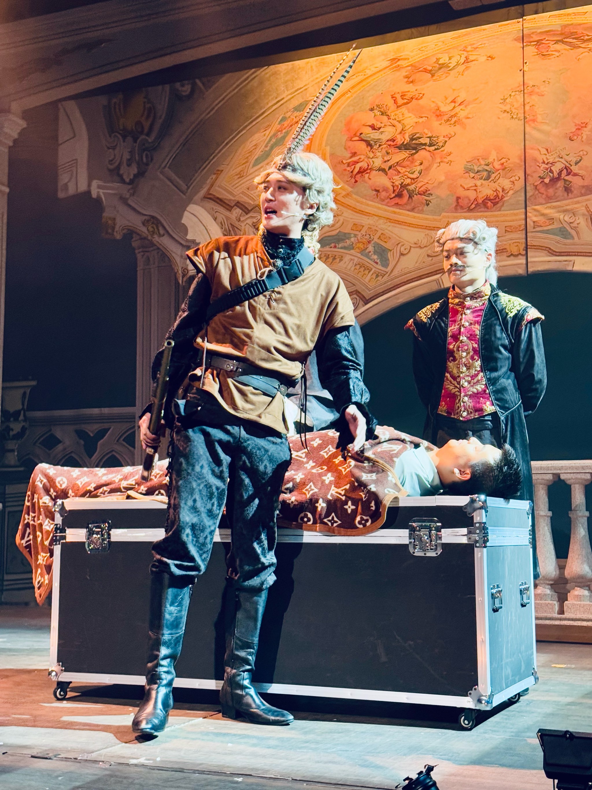 官方在线-拉尔萨与nba新星热吻后携手离开